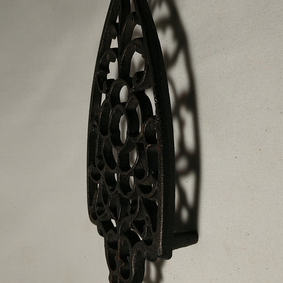 Vintage Cast Iron Footed Trivet - Picture 6 of 8